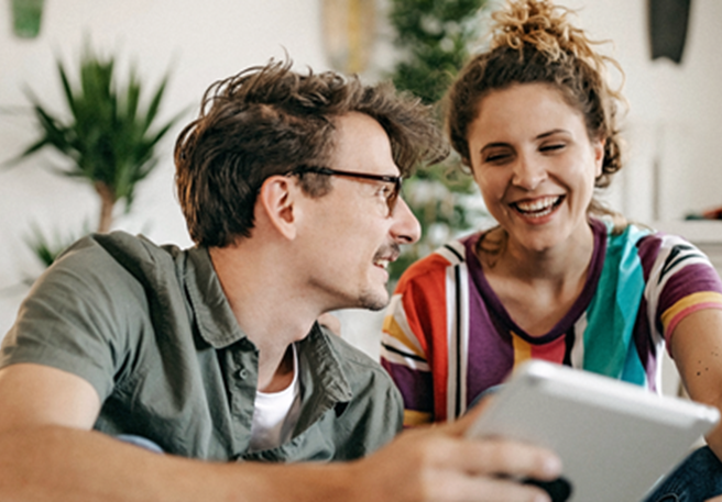 Junges Paar mit IgA-Nephropathie unterhalten sich über die Häufigkeit der IgAN Junges Paar mit IgA-Nephropathie unterhalten sich über die Häufigkeit der IgAN